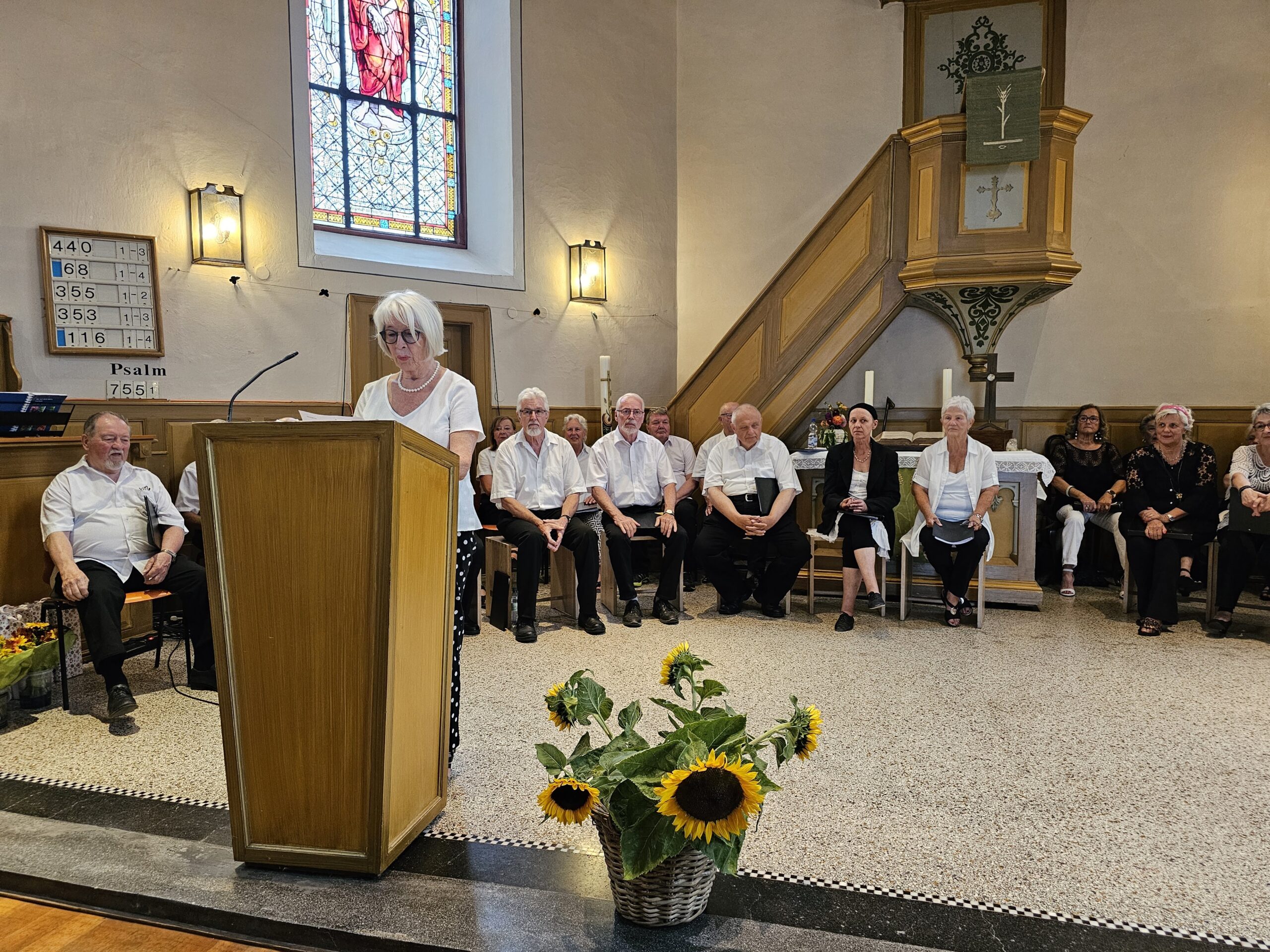 Die erste Vorsitzende Erika Keller am Mikrofon